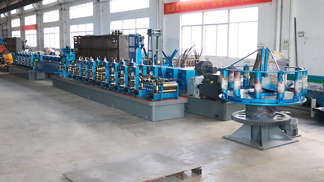 高頻焊管機(jī)：高效產(chǎn)能“引擎”，驅(qū)動(dòng)管材生產(chǎn)快車(chē)道